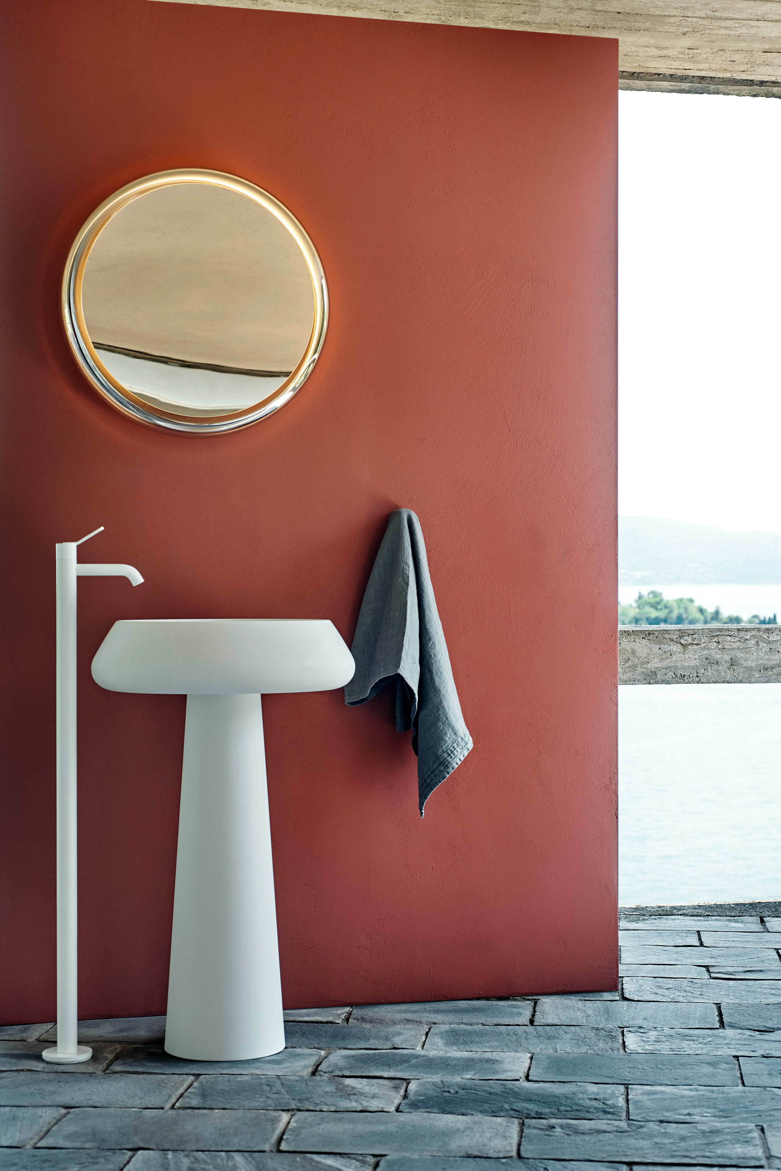 Bjhon 2 Waschbecken von Agape, Design Angelo Mangiarotti. Weißes Standwaschbecken mit weißer Standarmatur. Verfügbar in massivem Marmorblock, hochwertigem Cristalplant® oder Cemento.