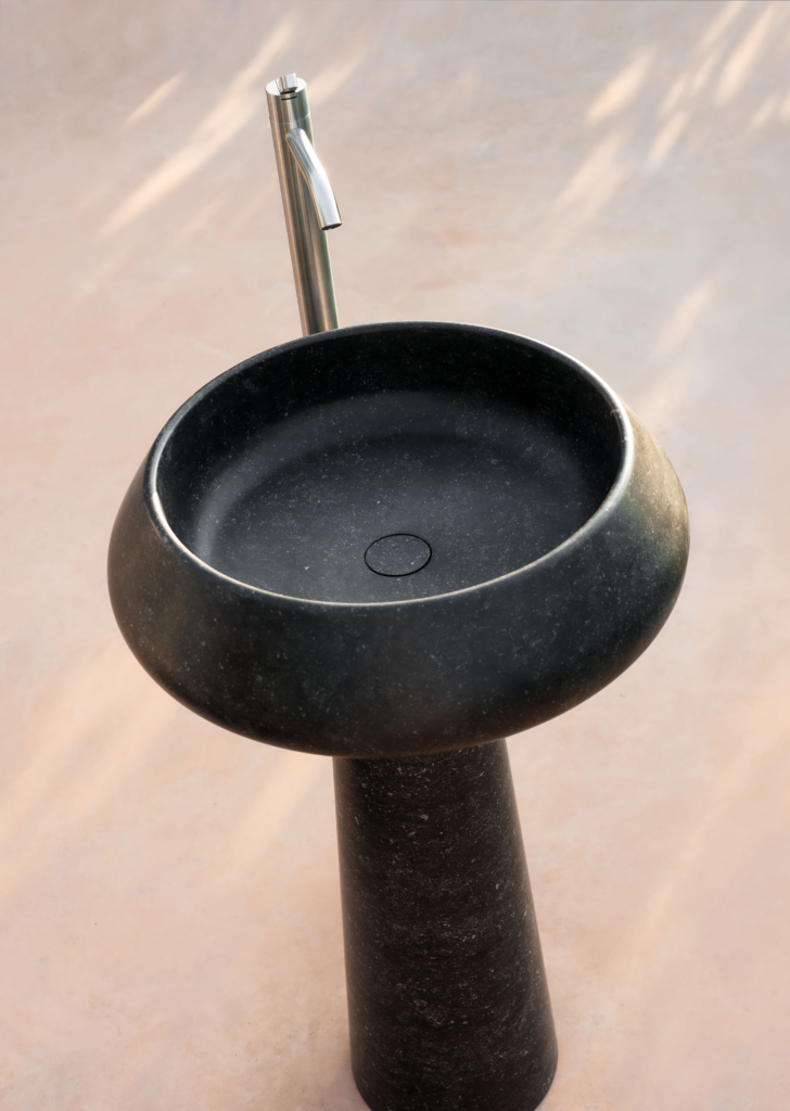 Bjhon 2 Waschbecken von Agape, Design Angelo Mangiarotti. Skulpturales Standwaschbecken in Schwarz. Verfügbar in massivem Marmorblock, hochwertigem Cristalplant® oder Cemento.