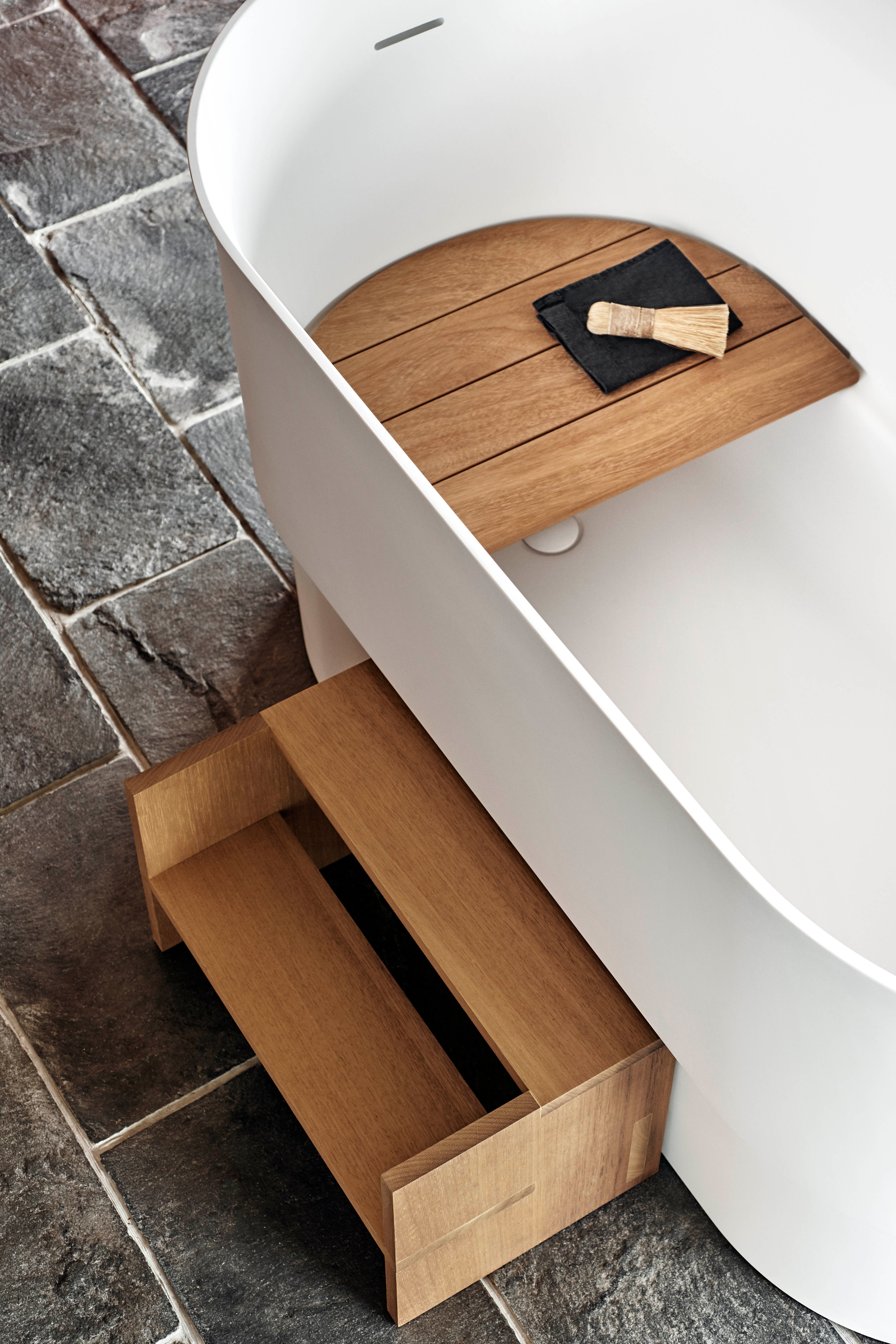 Immersion Badewanne von Agape, Design Neri&Hu, Detail mit Holz Inlay und Holz-Trittstufe auf Steinboden