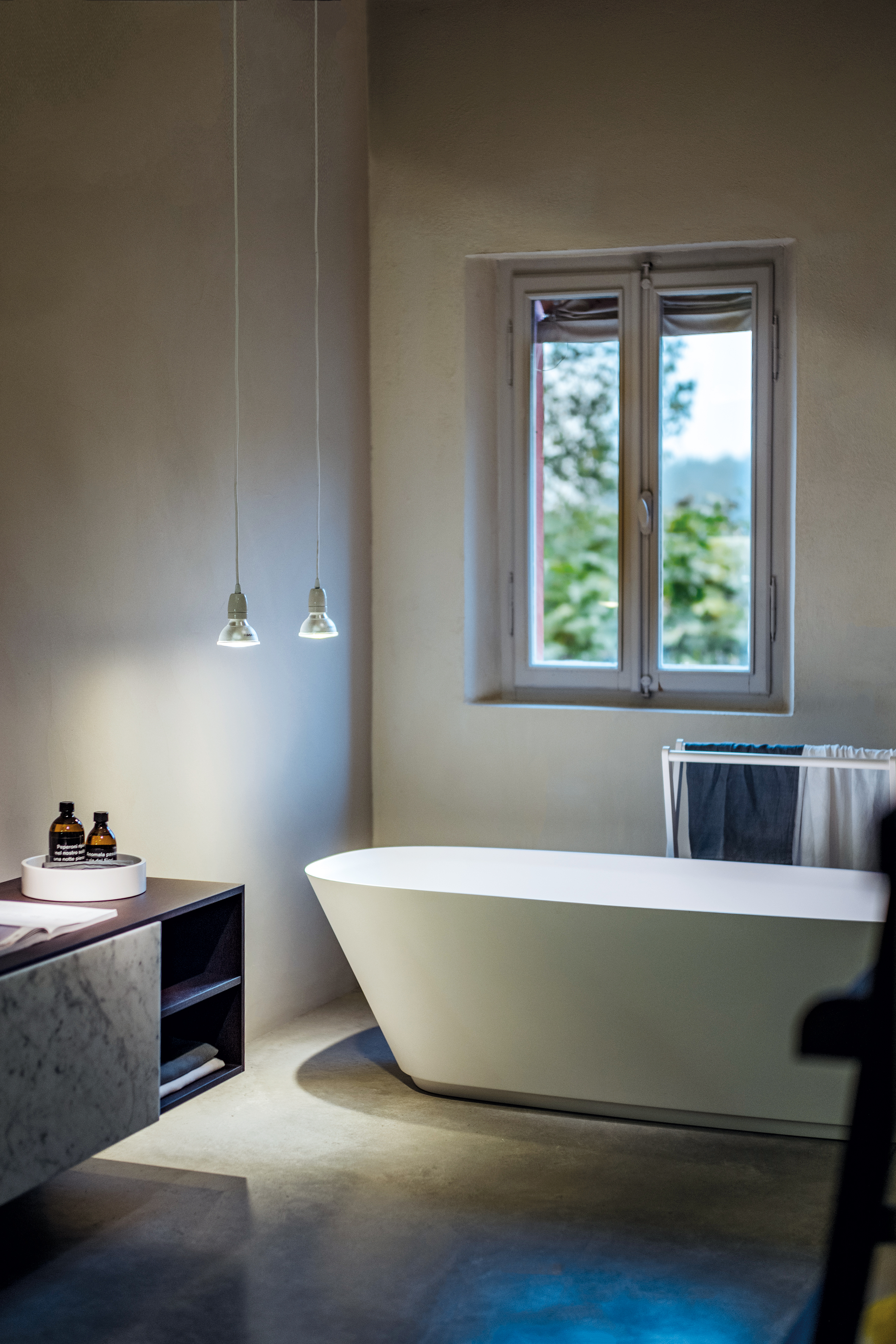 Neb Badewanne von Agape, Design Neri&Hu, freistehend aus weißem Cristalplant im Badezimmer