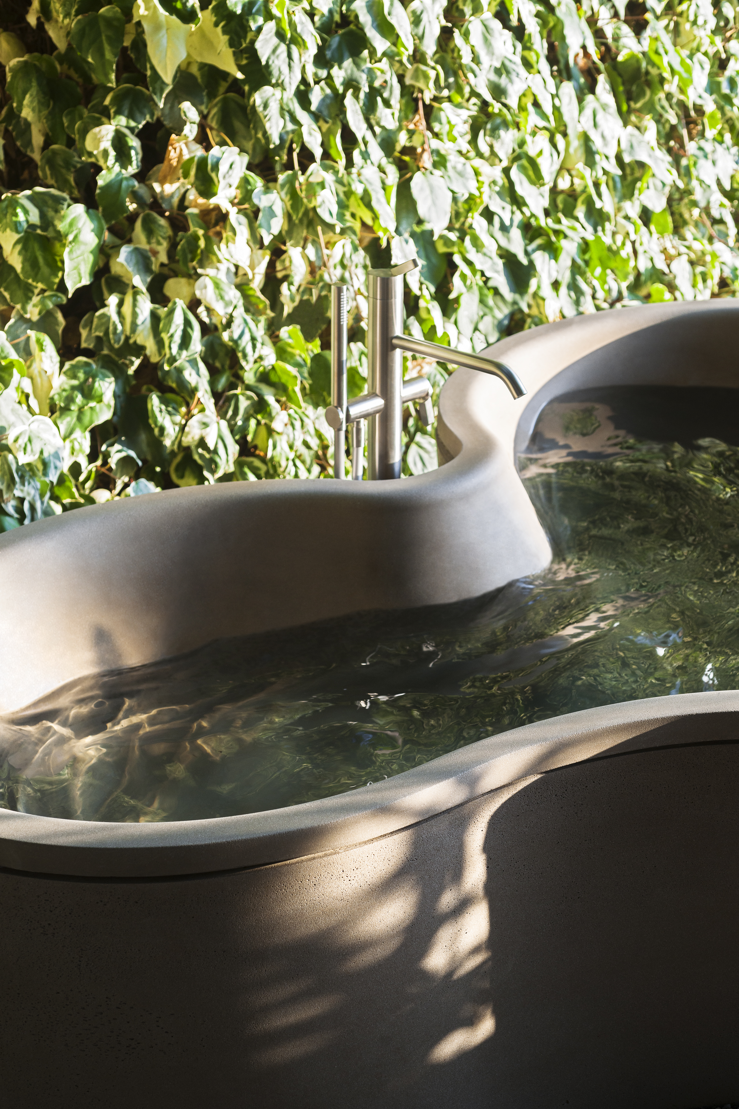 DR Badewanne von Agape, Design Studio MK27, Outdoor-Variante aus dunklem Cemento® Material mit Armatur