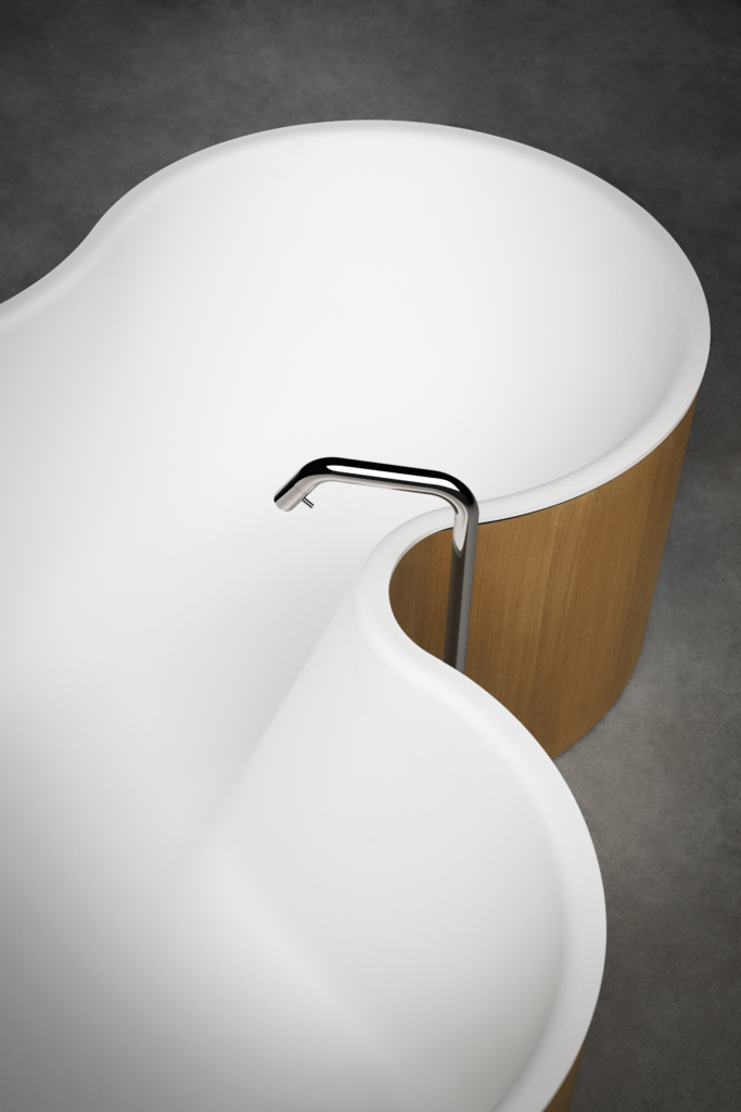 DR Badewanne von Agape, Design Studio MK27, Detailaufnahme mit Innenfläche in Weiß und Außenverkleidung aus hellem Pappel-Schichtholz