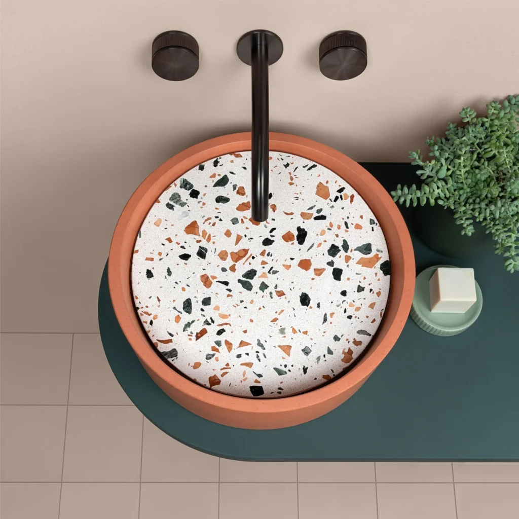 Kast Concrete Basins Anno Waschbecken rund, Terracotta Rand mit Terrazzo-Einsatz weiss bunten Steinsplittern