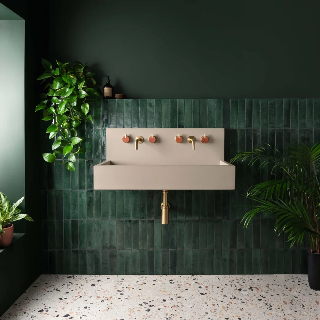 Kast Concrete Basins Kern Waschbecken wandmontiert, beige Wheat, Spritzschutzwand grüne Marmorfliesen