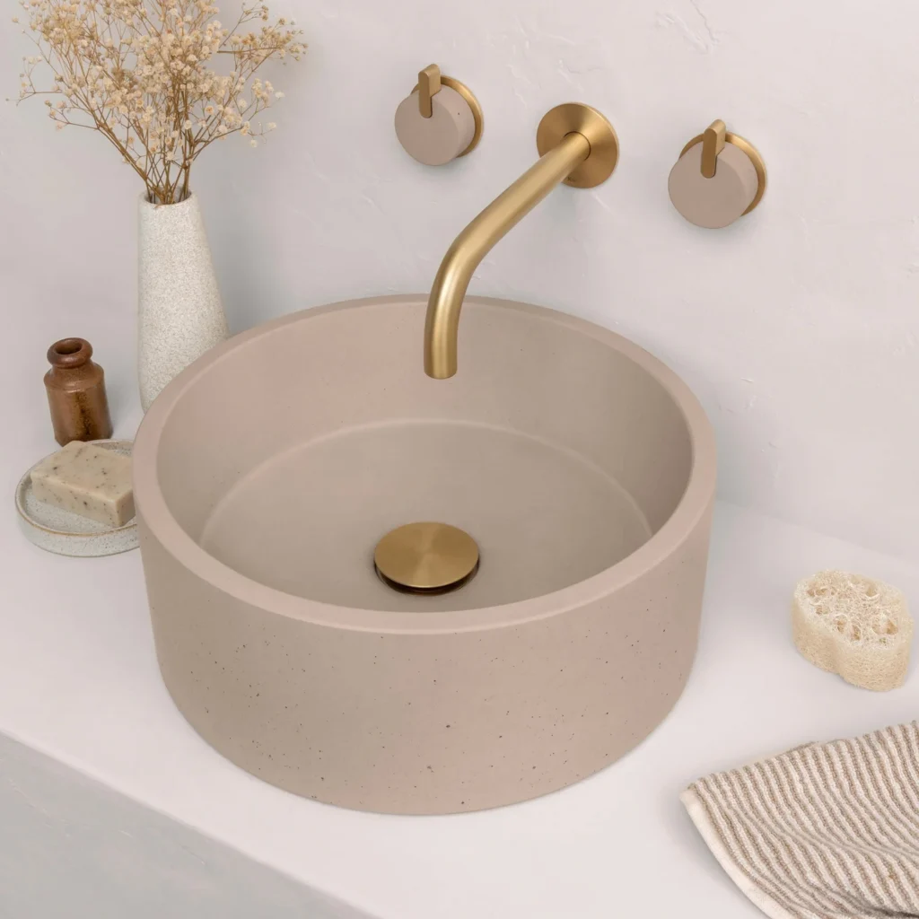 Kast Concrete Basins Oska Aufsatzwaschbecken Draufsicht, beige Wheat, runde Form Wandarmatur